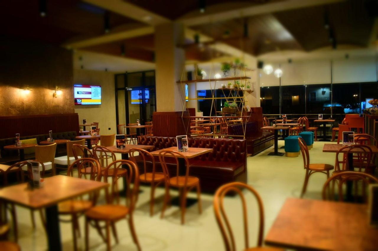 Bluepoint Hotel Tepelene Bagian luar foto